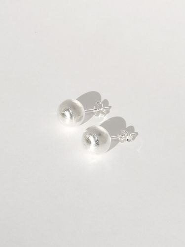 Matt Ball Earrings _ Silver925) - Another Layer - Modalova