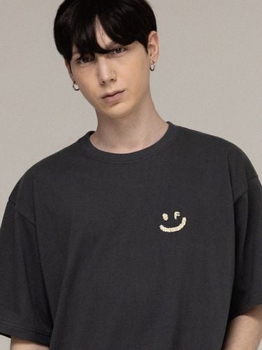 Small Flower Smile T-shirt [Charcoal] - GRAVER - Modalova