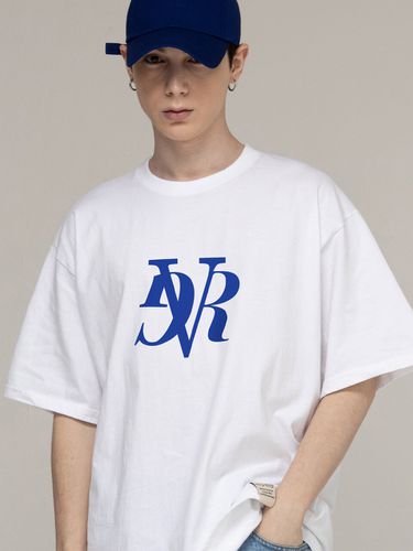 Big Blue Lettering Logo T-Shirt [White] - GRAVER - Modalova