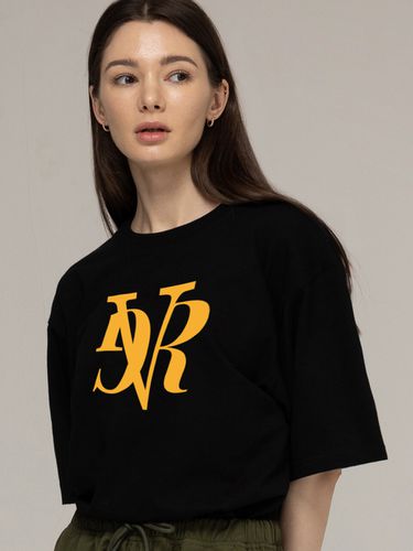 Big Yellow Lettering Logo T-Shirt [Black] - GRAVER - Modalova