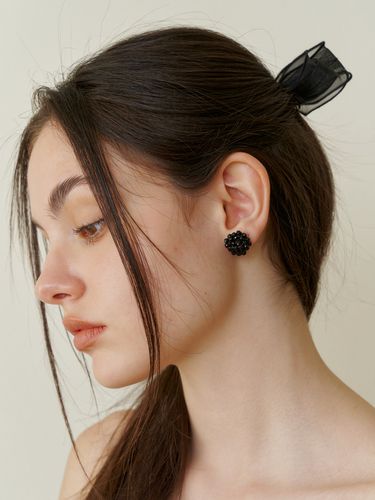 Beads Bloom Earrings_ Black - KINDABABY - Modalova