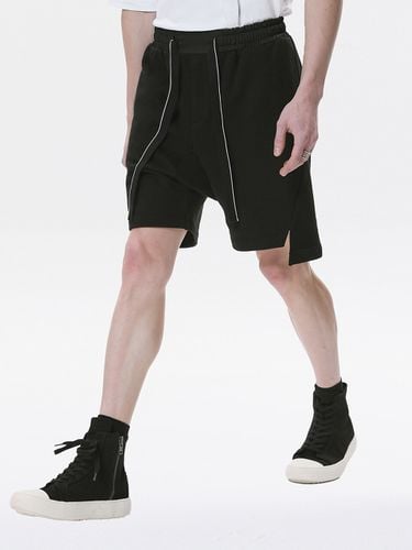 Curved Slit Shorts_Black - DGNAK12 - Modalova