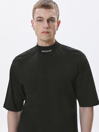 Mock Neck Lettering T-Shirt_Black - DGNAK12 - Modalova