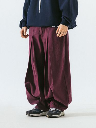 Long Tuck Wing Balloon Pants_Burgundy - ANGLAN - Modalova