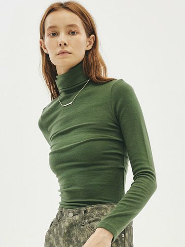 Tuck Shirring Turtle Neck T-Shirt _ - MMIC - Modalova