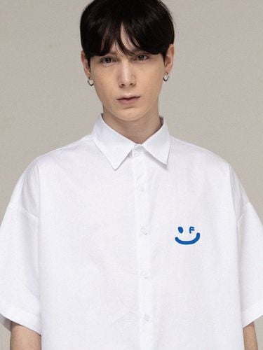 Smile Oversized Fit Short-Sleeved Shirt [White] - GRAVER - Modalova