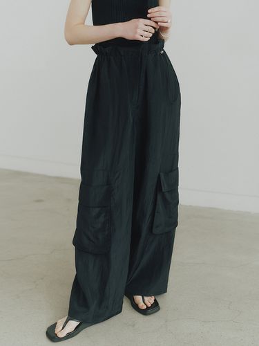 Silk Gloss Big-pocket String Pants_Black - NOIRER for WOMEN - Modalova