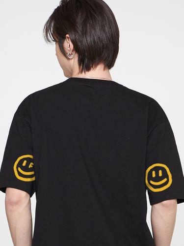 Elbow Dot Smile Drawing T-Shirt _ 5 Colors - GRAVER - Modalova