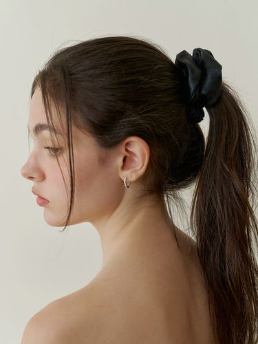 Glossy Metal Scrunchie_Black - KINDABABY - Modalova