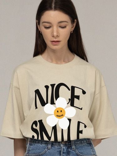 Nice Smile Logo Flower T-Shirt [Sand Beige] - GRAVER - Modalova