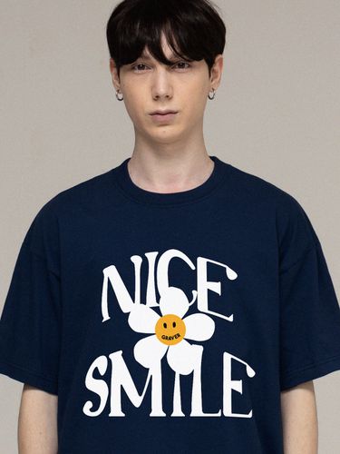 Nice Smile Logo Flower T-Shirt [Navy] - GRAVER - Modalova