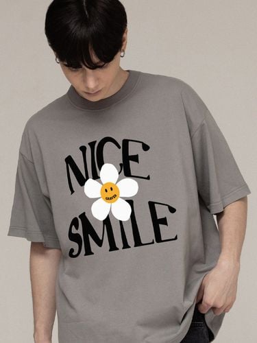 Nice Smile Logo Flower T-Shirt [Khaki Gray] - GRAVER - Modalova