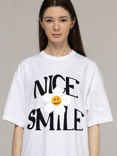 Nice Smile Logo Flower T-Shirt [White] - GRAVER - Modalova