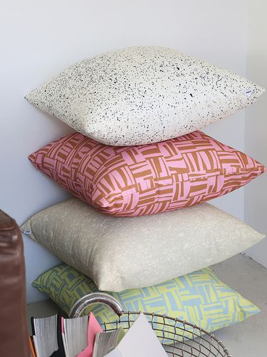 Consonant Square Cushion (5 Color) - morlhaus - Modalova