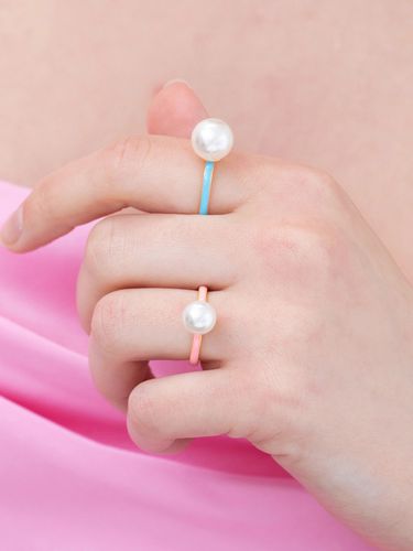 Swarovski Pearl Epoxy Ring / 10MM (2 Colors) - FANTASTIC PLANET - Modalova