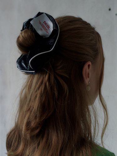 Metal Big Label Scrunchie_Black - Denu - Modalova