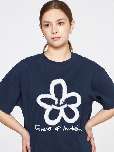 UNISEX] Big Spray Flower Smile Logo T-shirt_Navy - GRAVER - Modalova