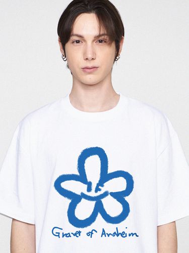 UNISEX] Big Spray Flower Smile Logo T-shirt_White - GRAVER - Modalova