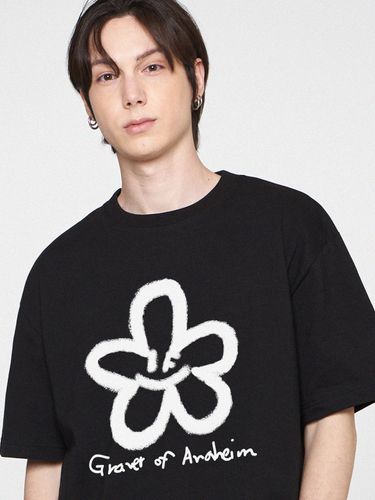 UNISEX] Big Spray Flower Smile Logo T-shirt - GRAVER - Modalova