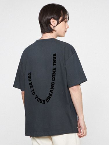 ODNR-UNISEX] TOO BE U Back Logo T-shirt_Charcoal - GRAVER - Modalova