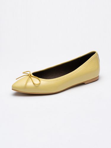 Mimi Flats_Light Yellow (Soft Patent) - SEONG YUN JOO - Modalova