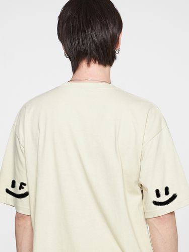 UNISEX] Elbow Spray Smile T-shirt_Sand Beige - GRAVER - Modalova