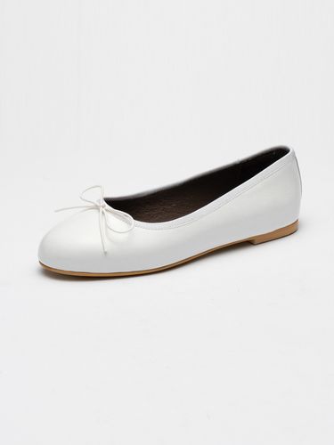 Lala Flats_White (Soft Patent) - SEONG YUN JOO - Modalova