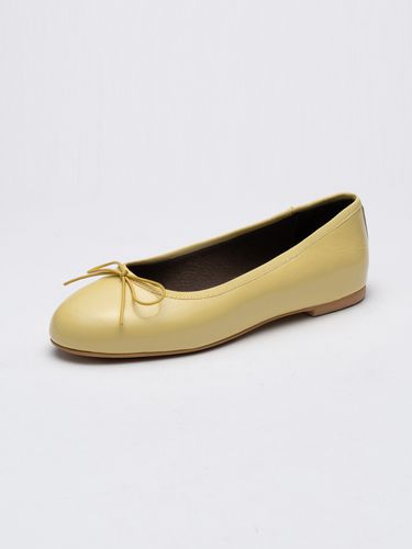 Lala Flats_Light Yellow (Soft Patent) - SEONG YUN JOO - Modalova