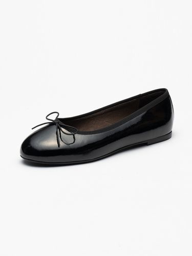 Lala Flats_Black (Soft Patent) - SEONG YUN JOO - Modalova