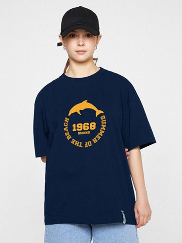 ODNR-UNISEX] Dolphin 1968 Arch Logo T-shirt_Navy - GRAVER - Modalova