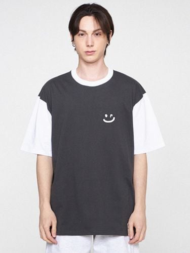 UNISEX] Small Drawing Smile Color Blocked T-shirt - GRAVER - Modalova