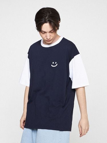 UNISEX] Small Drawing Smile Color Blocked T-shirt - GRAVER - Modalova