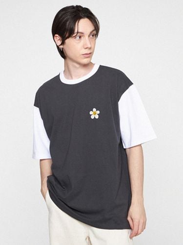 UNISEX] Flower Dot Embroidery T-shirt_Charcoal - GRAVER - Modalova