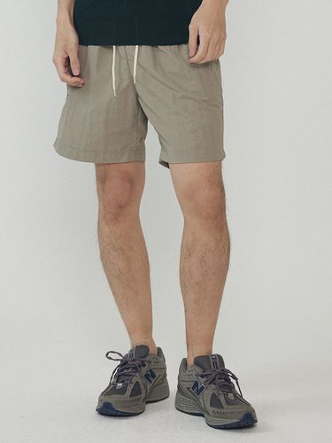 Standard Nylon Shorts - Dark Beige - Analogmood - Modalova