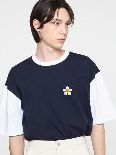 Flower Dot Embroidery T-shirt_Navy - GRAVER - Modalova