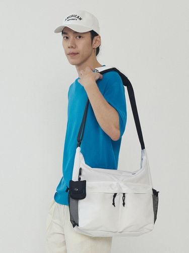 Two Pocket Messenger Bag - White - Analogmood - Modalova