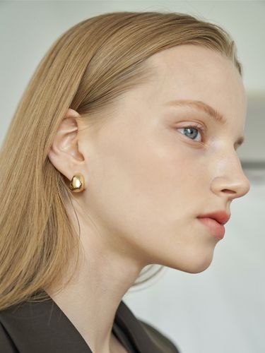 Flow Clam Earring - cotoit - Modalova