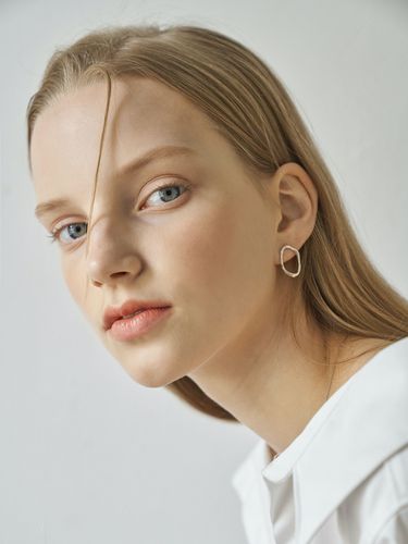 Flow Oval Earring - cotoit - Modalova