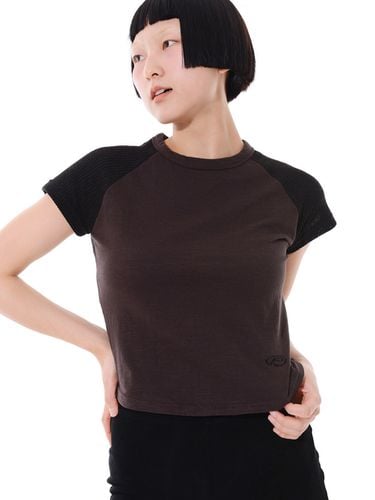 Ex Knit Cap Sleeve Crop T-Shirt_Brown - PIECEMAKER - Modalova