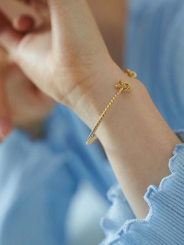 Knot Bangle - cotoit - Modalova