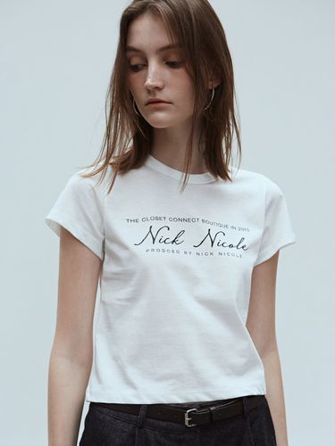 Nicole Lettering Logo Tee_White - NICK&NICOLE - Modalova