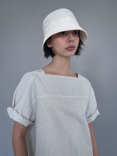 Square Rip Blouse_Beige - Studio Salt - Modalova