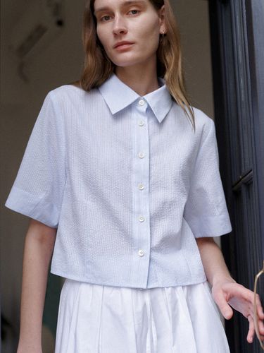 Crop Seersucker Half Sleeve Shirt _Blue - STEP AROUND - Modalova