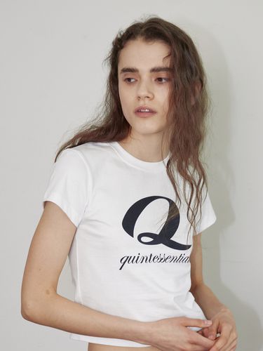 Cursive Q Cropped T-shirt_White - Qduroy - Modalova