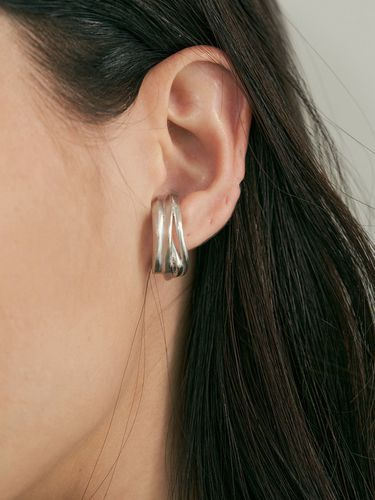 Curve E Earring_Silver - AHNI - Modalova