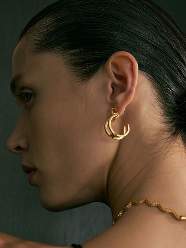 Dark E2 Earring_Gold - AHNI - Modalova