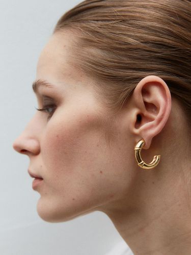 Hold E Earring_Gold - AHNI - Modalova