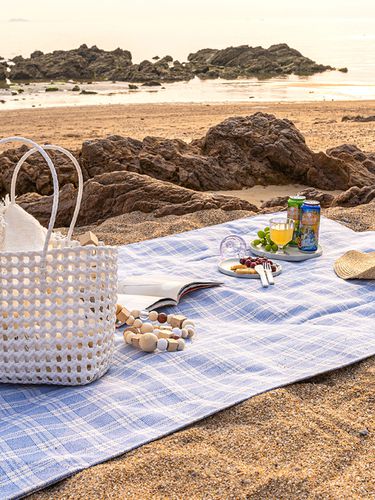 Wave Waterproof Picnic Mat - beingbeige - Modalova