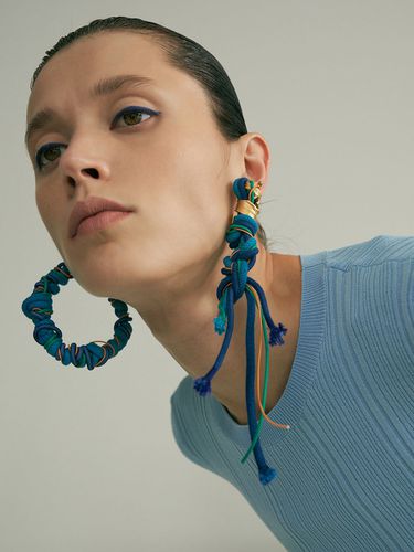 Blue E Earring - AHNI - Modalova