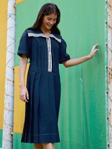 Marine Stripe Pleats Dress _Navy - a.t.corner - Modalova